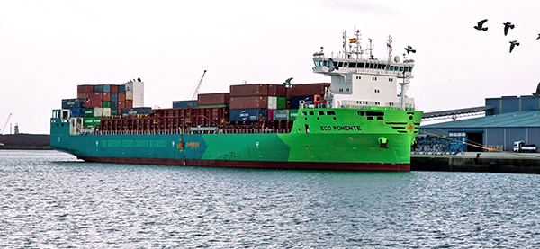 El buque Eco Ponente de X-Press, con motor dual con metanol, en el puerto de Gijón.