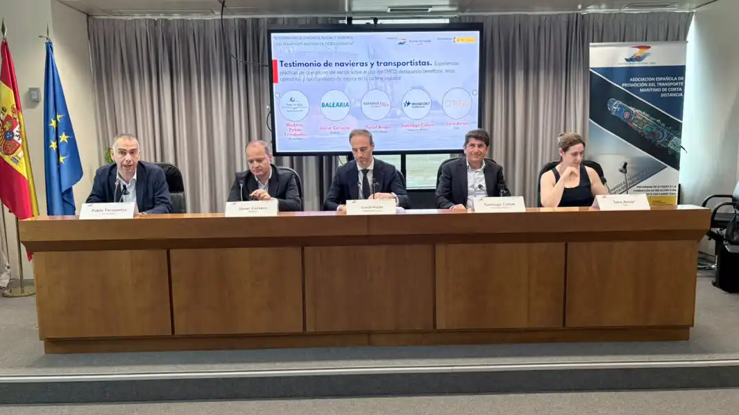 Pablo Fernández, de la Autoridad Portuaria de Gijón, moderó el debate sobre el futuro y la competitividad del transporte marítimo de corta distancia en España, con la participación de Baleària, Suardiaz Group, Transportes Monfort y Tolsa